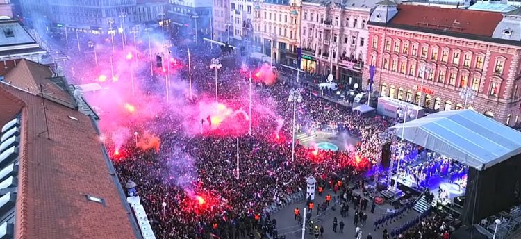 VIDEO/FOTO Srebrne rukometaše dopratili Rafalei. Sigurdsson: Vi ste ludi ljudi; Thompson zapalio Trg bana Jelačića