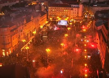 VIDEO/FOTO Srebrne rukometaše dopratili Rafalei. Sigurdsson: Vi ste ludi ljudi; Thompson zapalio Trg bana Jelačića
