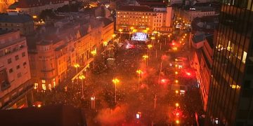 VIDEO/FOTO Srebrne rukometaše dopratili Rafalei. Sigurdsson: Vi ste ludi ljudi; Thompson zapalio Trg bana Jelačića