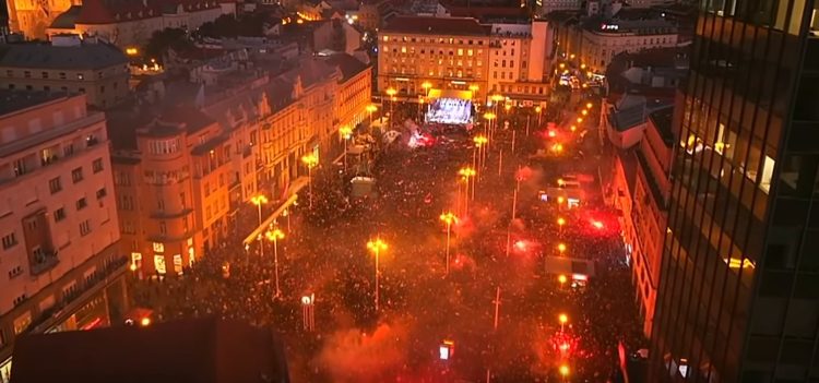 VIDEO/FOTO Srebrne rukometaše dopratili Rafalei. Sigurdsson: Vi ste ludi ljudi; Thompson zapalio Trg bana Jelačića