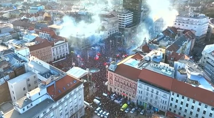 VIDEO/FOTO Srebrne rukometaše dopratili Rafalei. Sigurdsson: Vi ste ludi ljudi; Thompson zapalio Trg bana Jelačića