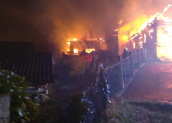 VIDEO Užas u Zagrebu: Rastrojeni muškarac izazvao požar. Izgorjele su tri kuće