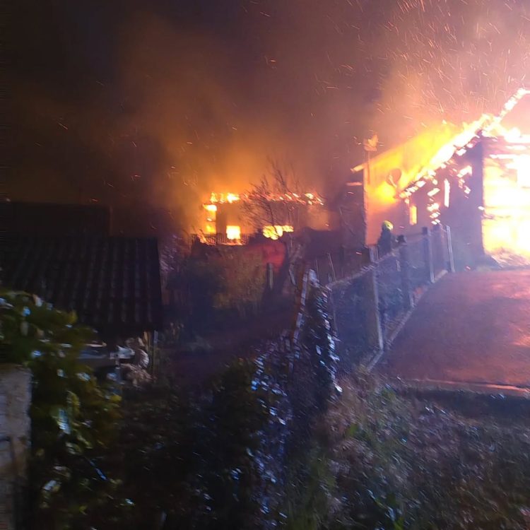 VIDEO Užas u Zagrebu: Rastrojeni muškarac izazvao požar. Izgorjele su tri kuće