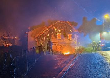 VIDEO Užas u Zagrebu: Rastrojeni muškarac izazvao požar. Izgorjele su tri kuće