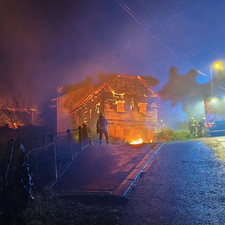 VIDEO Užas u Zagrebu: Rastrojeni muškarac izazvao požar. Izgorjele su tri kuće