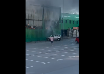 VIDEO Heroj koji je usred vatrene stihije i eksplozija spasio tuđi auto iz velikog požara Pevexa