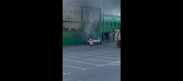 VIDEO Heroj koji je usred vatrene stihije i eksplozija spasio tuđi auto iz velikog požara Pevexa