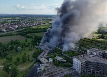 Gori nikad dovršena Sveučilišna bolnica u Blatu: Gusti dim, detonacije i miris kemikalija uznemirili građane