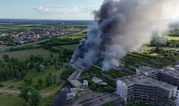 Gori nikad dovršena Sveučilišna bolnica u Blatu: Gusti dim, detonacije i miris kemikalija uznemirili građane