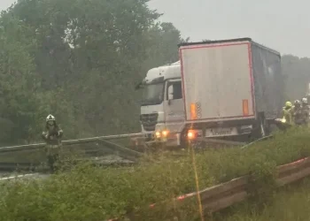 Prekinuo promet na A1: Šleper probio zaštitnu ogradu i završio na suprotnom kolniku
