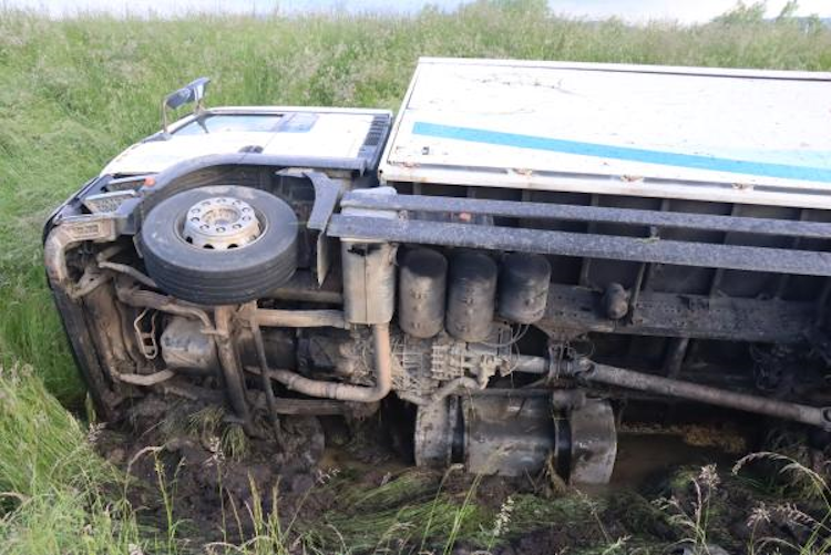 Pijan i bez vozačke kamionom sletio s autoceste