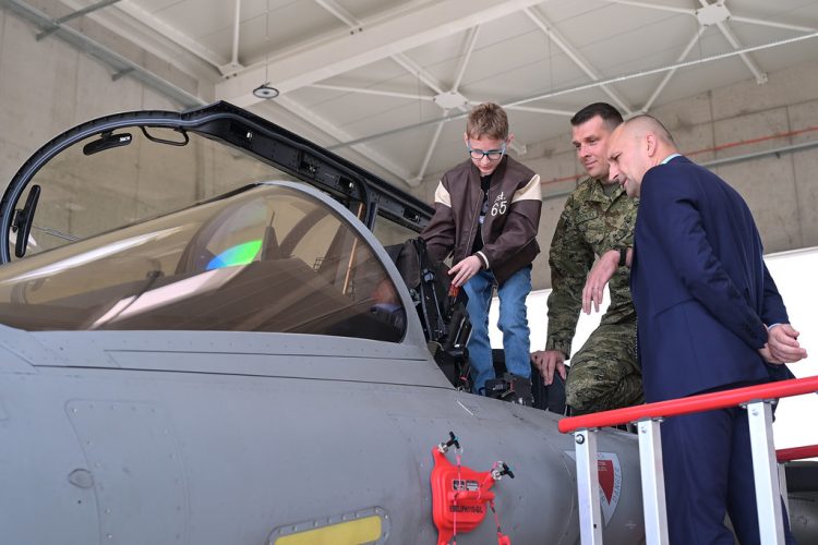FOTO Dječak koji sanja nebo: Matej impresionirao ministra obrane i pilote Rafalea