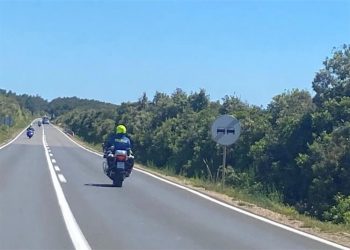 Užas kod Zemunika: Motociklist poginuo u frontalnom sudaru s kamionom. Oba vozila su izgorjela