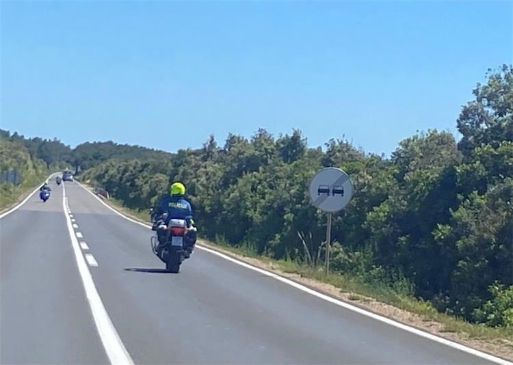 Užas kod Zemunika: Motociklist poginuo u frontalnom sudaru s kamionom. Oba vozila su izgorjela