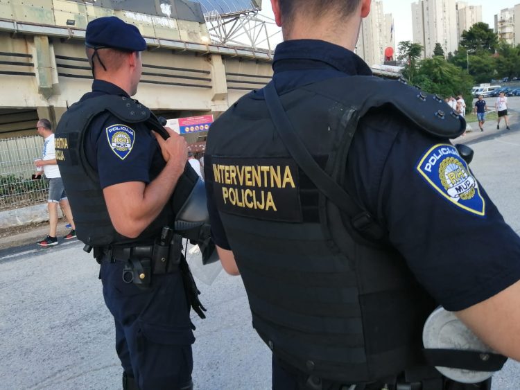 Incidenti uoči utakmica HNL-a: Ozlijeđen policajac u Šibeniku; Sukob navijača i kod Sredanaca