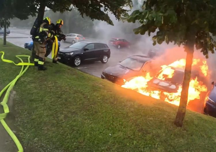 Zagreb: Dok je bio na sprovodu ispred Krematorija mu izgorio Renault. Vatra se proširila na još dva BMW-a