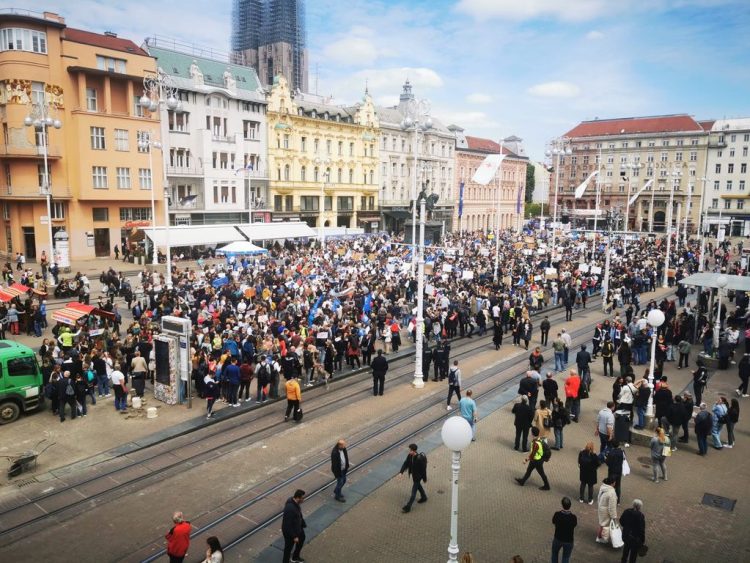Prosvjed prosvjetara u Zagrebu: Rast plaća = rast dostojanstva. Najavljuju štrajk u lipnju