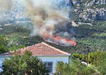 VIDEO Požar izbio iznad Kaštel Sućurca: Vatrogascima otežava nepristupačan teren i vjetar