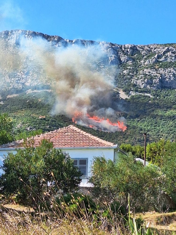 VIDEO Požar izbio iznad Kaštel Sućurca: Vatrogascima otežava nepristupačan teren i vjetar