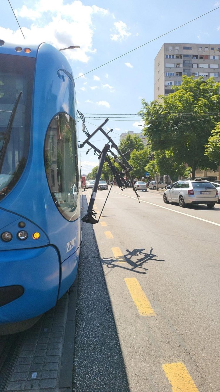 VIDEO Da se ovo za Bandića dogodilo mediji bi ga razapeli. Tomaševiću se tramvaji raspadaju i samo hvalospjevi