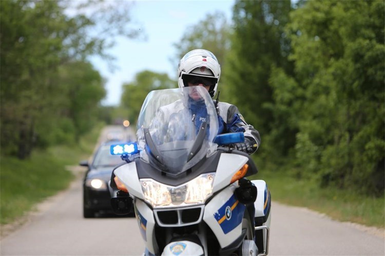 Drama u Antunovcu: Policija ga pokušala zaustaviti. Nastavio je vožnju i onda stao pa krenuo u bijeg pješice. Bio je pijan i pao je…