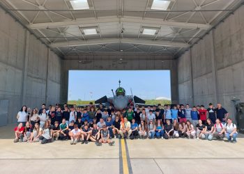 Zrakoplovna tehnička škola Rudolfa Perešina u posjetu vojarni na Plesu: Učenici pratili polijetanje Rafalea i sjeli u MiG-21