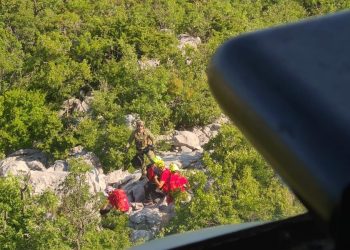 VIDEO U akciji spašavanja na Biokovu sudjelovao helikopter HRZ-a: Spašena promrzla osoba