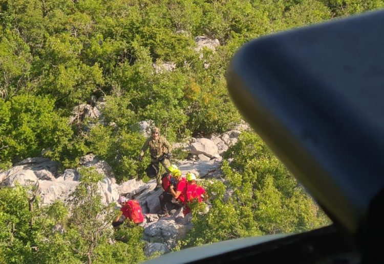 VIDEO U akciji spašavanja na Biokovu sudjelovao helikopter HRZ-a: Spašena promrzla osoba