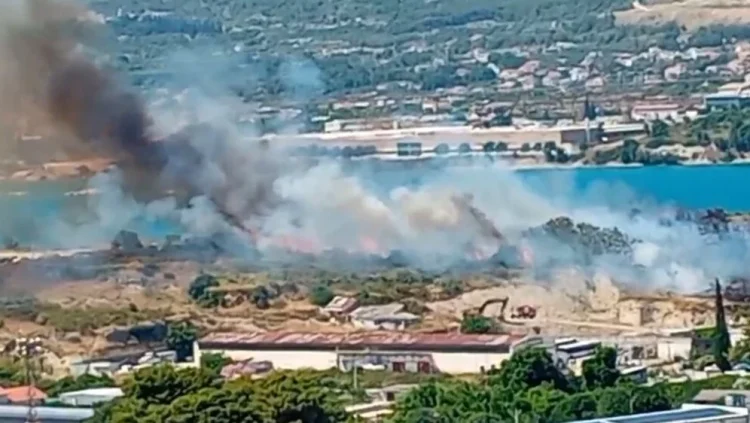 VIDEO Novi požar u Dalmaciji: Gori nisko raslinje u Stinicama kod Splita
