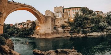 VIDEO Švicarski avanturist skočio s mosta u Mostaru i umalo pogodio čamac i ljude. Domaći su ga nakon skoka napali…