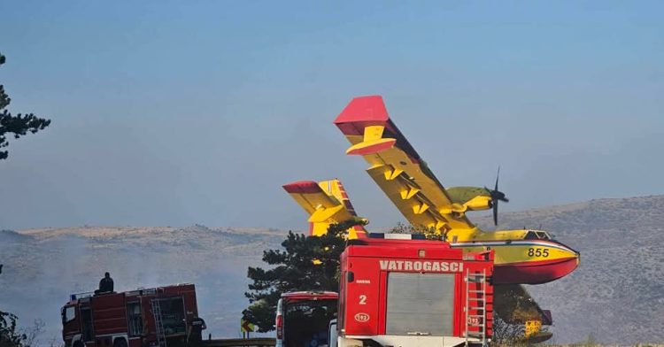 VIDEO Podmetnuti požari haraju Makarskom rivijerom: Traži se vozač quada. Pali požare uz pomoć snopa šibica