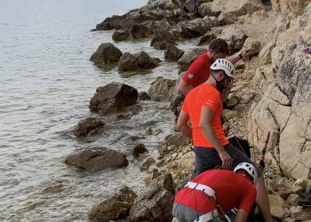 FOTO Tragedija kod Selca: Osoba pala s litice u pokušaju pristupa zabačenoj plaži
