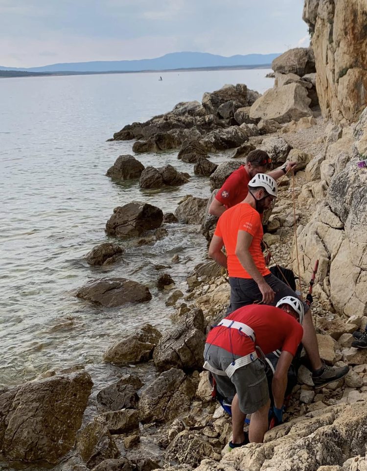 FOTO Tragedija kod Selca: Osoba pala s litice u pokušaju pristupa zabačenoj plaži