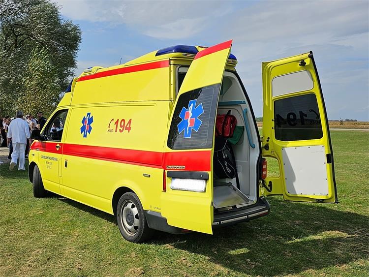 Mladić nazvao Hitnu jer u polju nepomično leži muškarac. Kad su stigli…