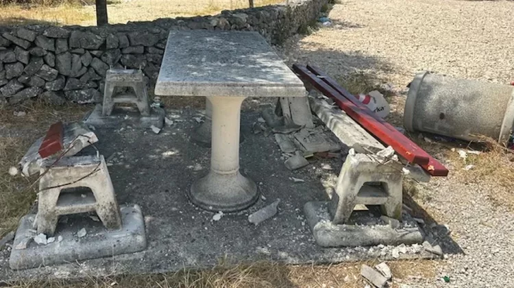 Vandalski napad na Kevinu jamu: Razbijene klupe i razbacano smeće kod masovne grobnice žrtava komunističkih likvidacija