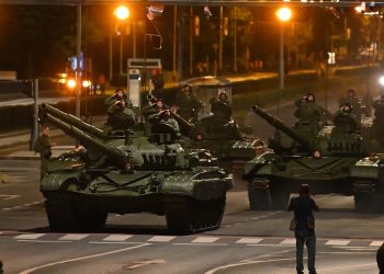 FOTO I na generalnoj probi mimohoda bilo je veličanstveno i emotivno: Hrvatsku zastavu od 25 metara nosi 50 hrvatskih branitelja i predaju je kadetima. To je simboličan čin