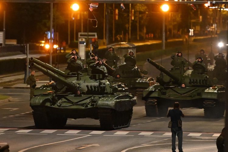 FOTO I na generalnoj probi mimohoda bilo je veličanstveno i emotivno: Hrvatsku zastavu od 25 metara nosi 50 hrvatskih branitelja i predaju je kadetima. To je simboličan čin