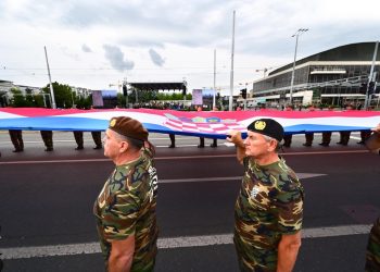 FOTO I na generalnoj probi mimohoda bilo je veličanstveno i emotivno: Hrvatsku zastavu od 25 metara nosi 50 hrvatskih branitelja i predaju je kadetima. To je simboličan čin
