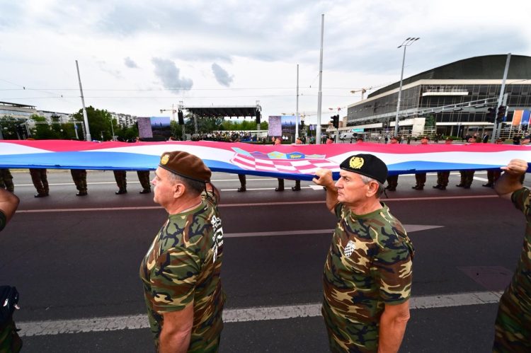FOTO I na generalnoj probi mimohoda bilo je veličanstveno i emotivno: Hrvatsku zastavu od 25 metara nosi 50 hrvatskih branitelja i predaju je kadetima. To je simboličan čin