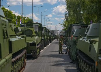 VIDEO Incident na mimohodu: Prosvjednici u majicama umrljanim crvenom bojom uletjeli u kolonu. Nisu dugo… Pogledajte akciju