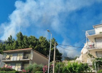 VIDEO Podstrana: Vatra prijetila kućama i vilama za odmor. Vatrogasci spriječili širenje