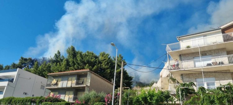 VIDEO Podstrana: Vatra prijetila kućama i vilama za odmor. Vatrogasci spriječili širenje
