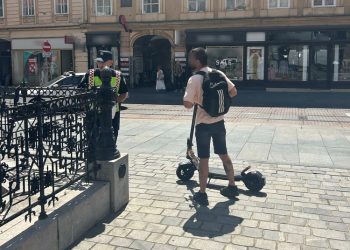 Zabrinjavajući rezultati policijske akcije u samom središtu Zagreba: 47 vozača električnih romobila bez kacige