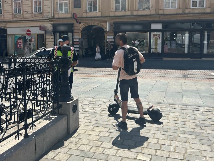 Zabrinjavajući rezultati policijske akcije u samom središtu Zagreba: 47 vozača električnih romobila bez kacige