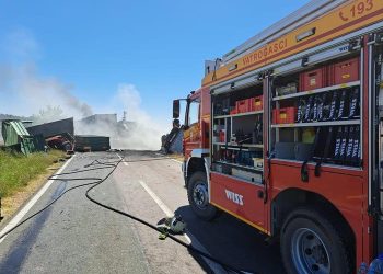 FOTO Kaos kod Orolika. Sudar dva kamiona i traktora s dvije prikolice. Nastao požar: Jedna osoba poginula a druga helikopterom prevezena u KBC Osijek