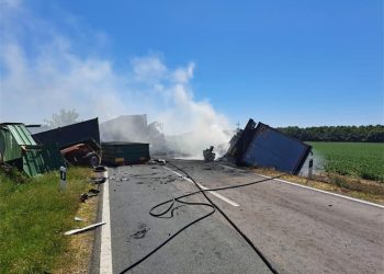 FOTO Kaos kod Orolika. Sudar dva kamiona i traktora s dvije prikolice. Nastao požar: Jedna osoba poginula a druga helikopterom prevezena u KBC Osijek