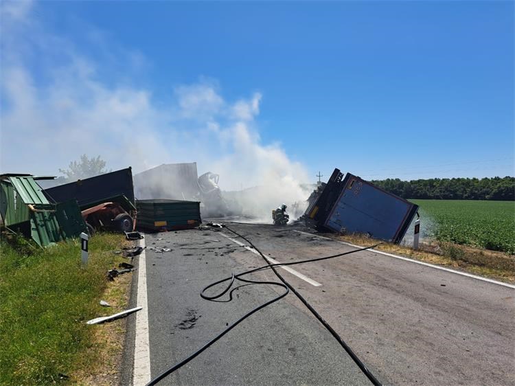 FOTO Kaos kod Orolika. Sudar dva kamiona i traktora s dvije prikolice. Nastao požar: Jedna osoba poginula a druga helikopterom prevezena u KBC Osijek