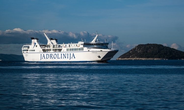 Užas na trajektu za Velu Luku: Vrata joj odrezala jagodice…