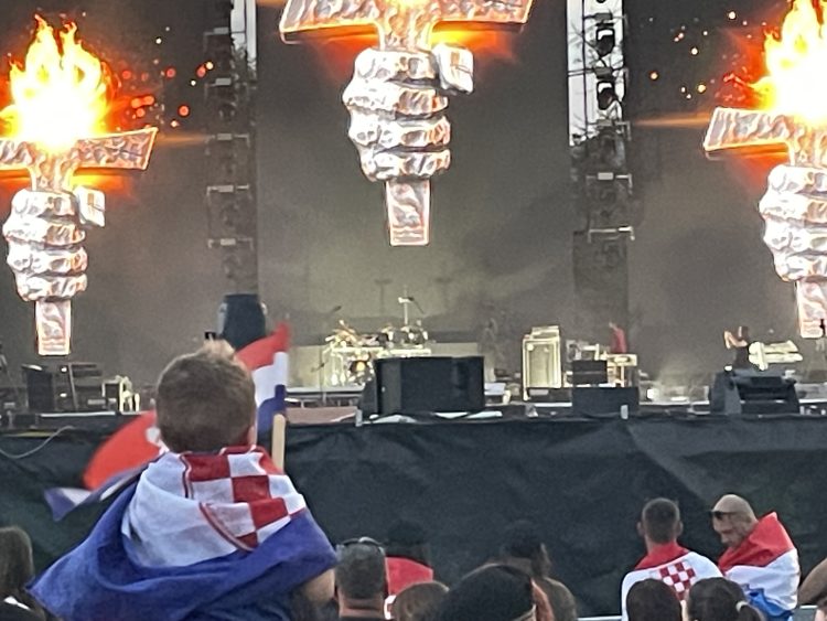 VIDEO Thompsonov spektakl na Hipodromu u Sinju na dan početka Oluje: Da možemo i viknuti da smo za svoj dom spremni