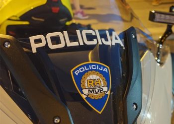 Drogirani stariji motociklist divljao cestama i bježao policiji: Namjerno je udraio i policajca na motoru koji je potom pao…